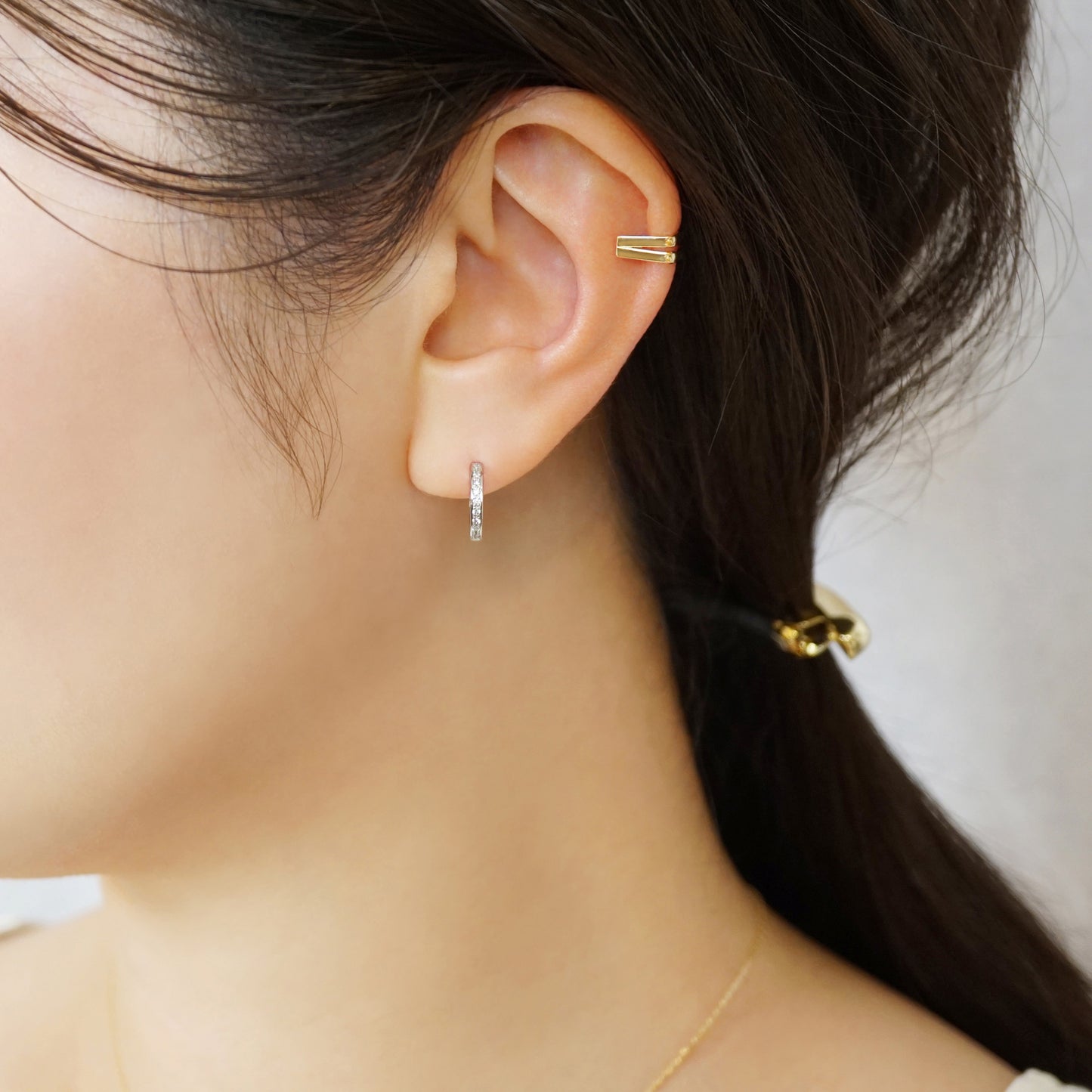 [Solo Earring] Diamond 0.04ct Large Huggie Hoop Single Earring (Platinum) - Model Image