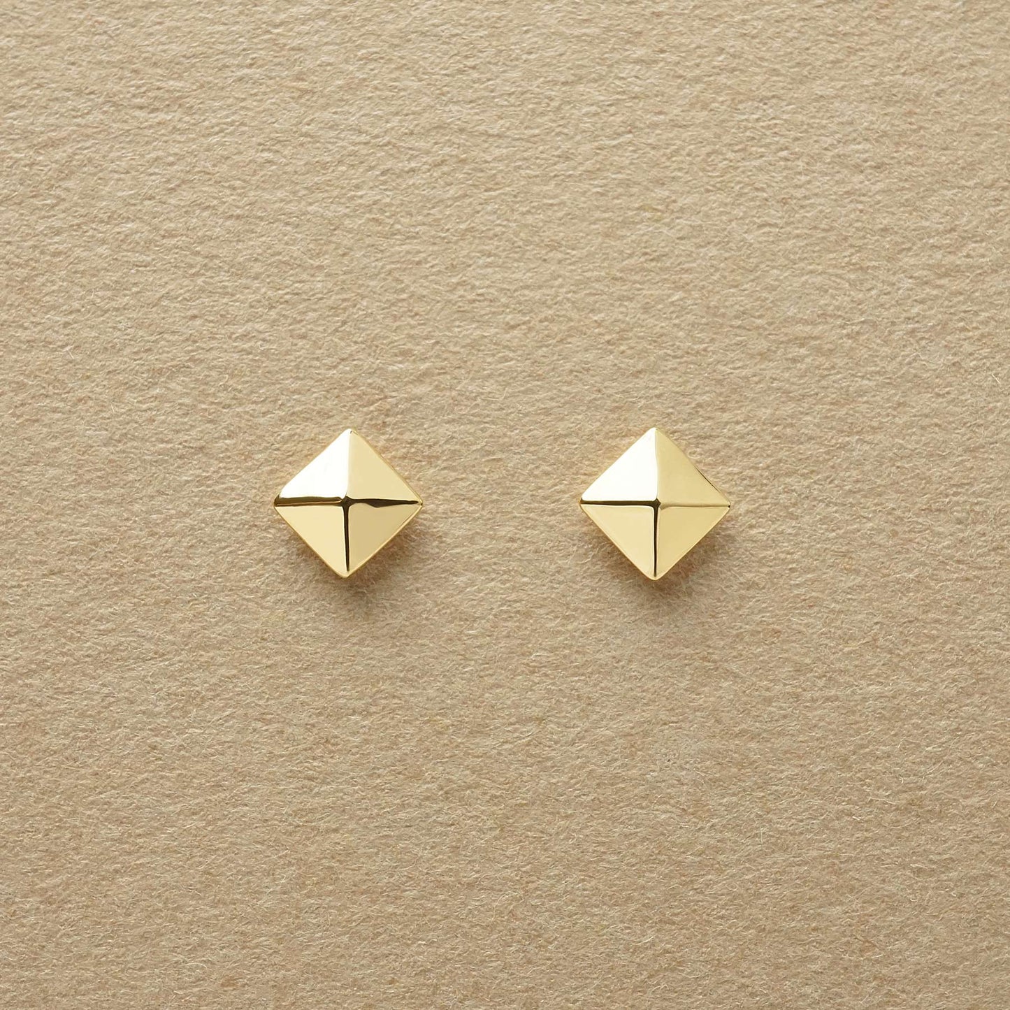 [Second Earrings] 18K Pyramid Stud Earrings [4mm] (Yellow Gold) - Product Image