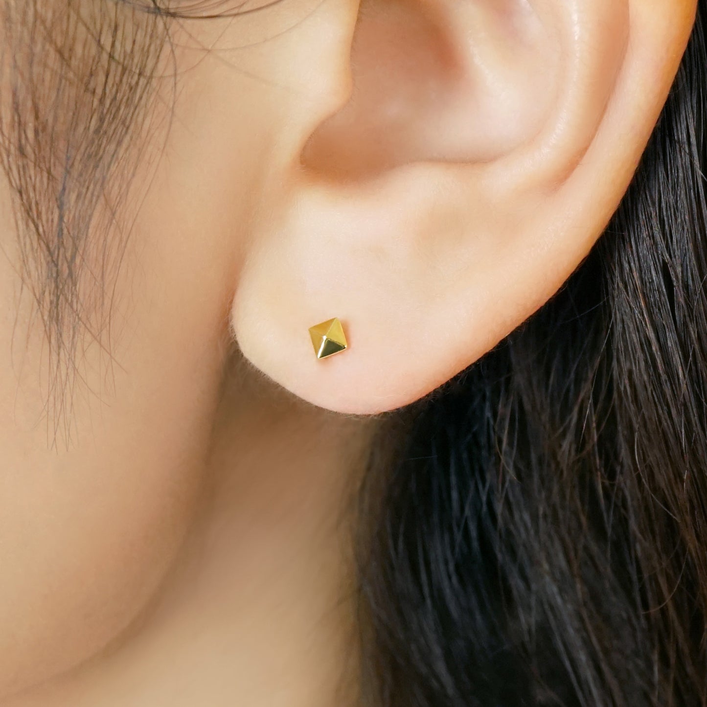 [Second Earrings] 18K Pyramid Stud Earrings [4mm] (Yellow Gold) - Model Image