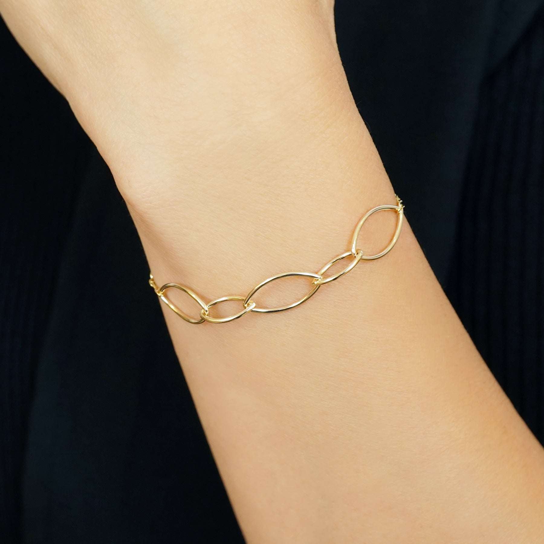 [WEB and Some Store Only] Gold Filled Leaf Motif Bracelet - Model Image