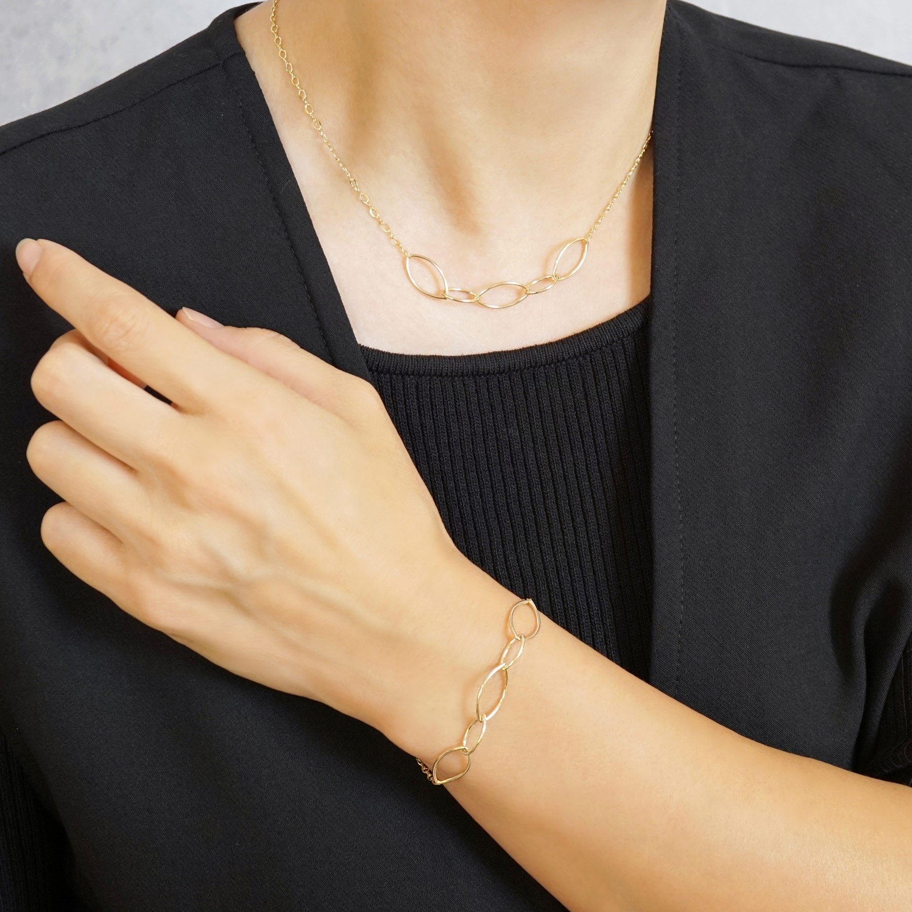 [WEB and Some Store Only] Gold Filled Leaf Motif Bracelet - Model Image