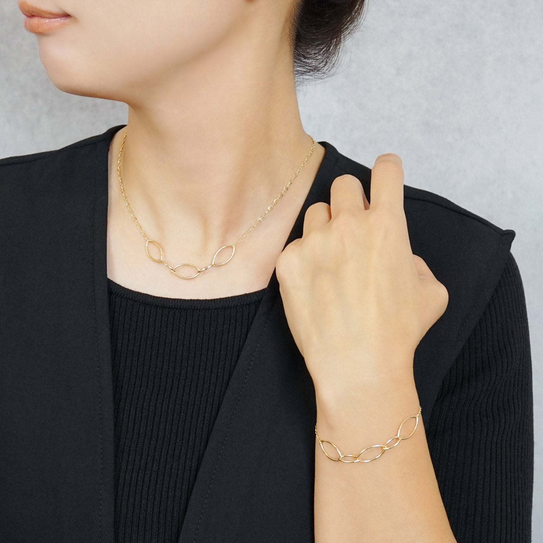 [WEB and Some Store Only] Gold Filled Leaf Motif Bracelet - Model Image