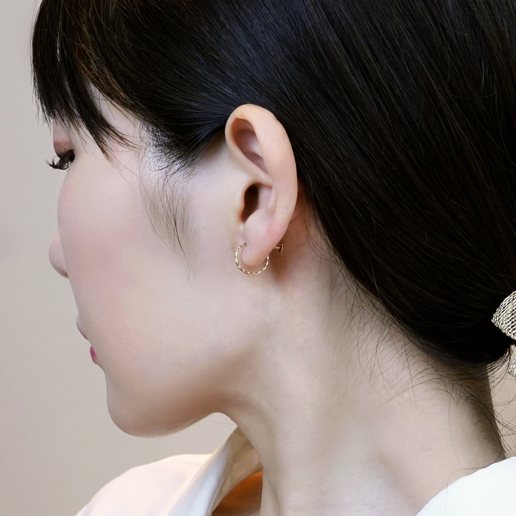[Palette] 10K Yellow Gold Twist Hoop Clip-On Base Earrings - Model Image