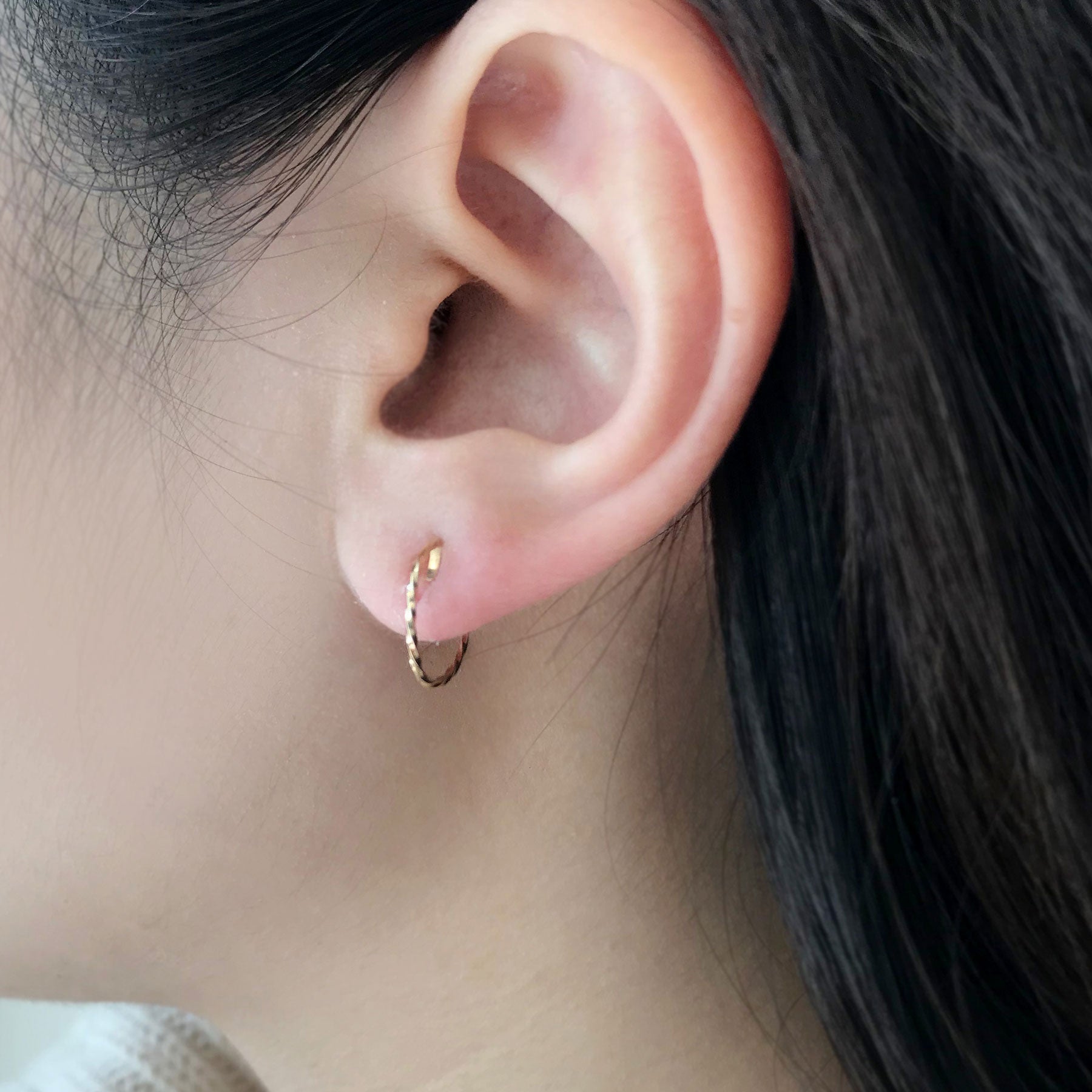 [Palette] 10K Yellow Gold Twist Hoop Clip-On Base Earrings - Model Image