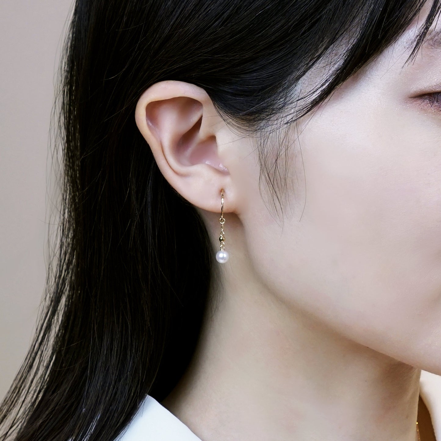 [Palette] 10K Yellow Gold Twist Hoop Clip-On Base Earrings - Model Image