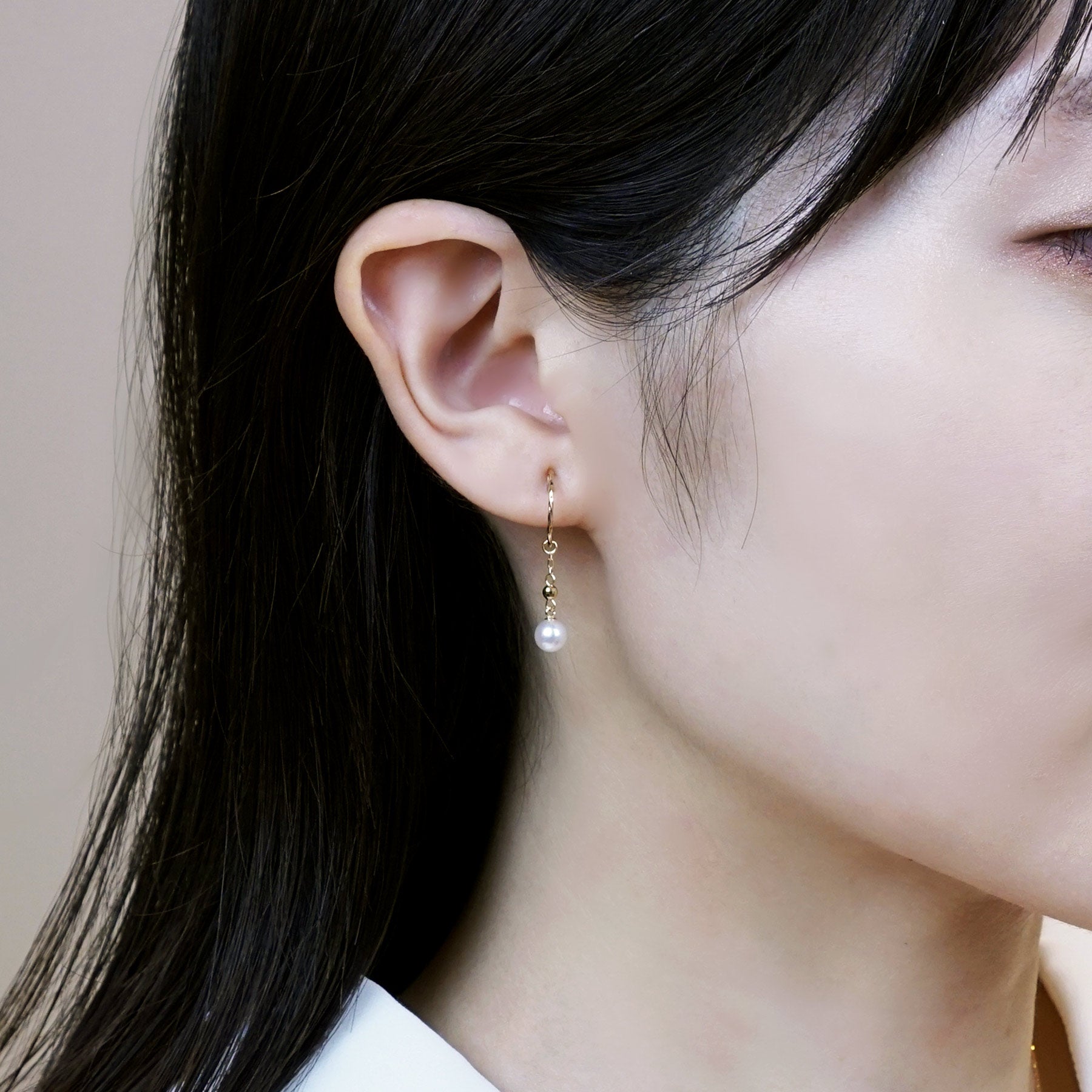 [Palette] 10K Yellow Gold Twist Hoop Clip-On Base Earrings - Model Image