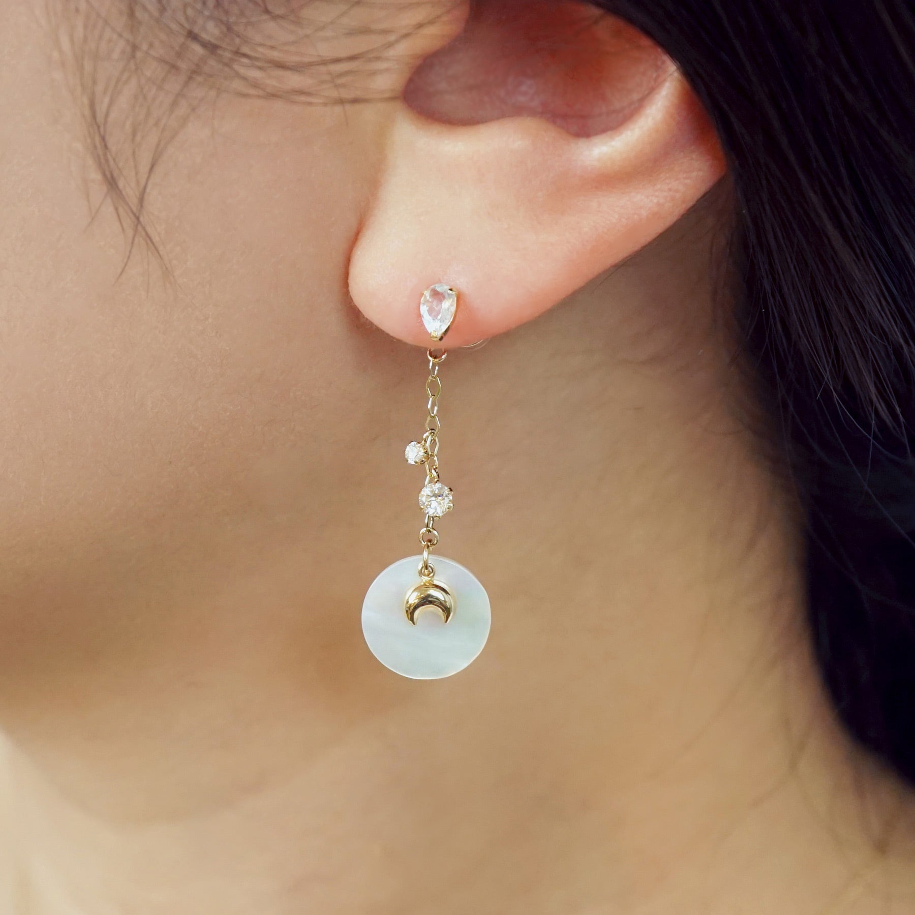 18K/10K 2Way White Shell Swinging Earrings [Moonlight] (Yellow Gold) - Model Image