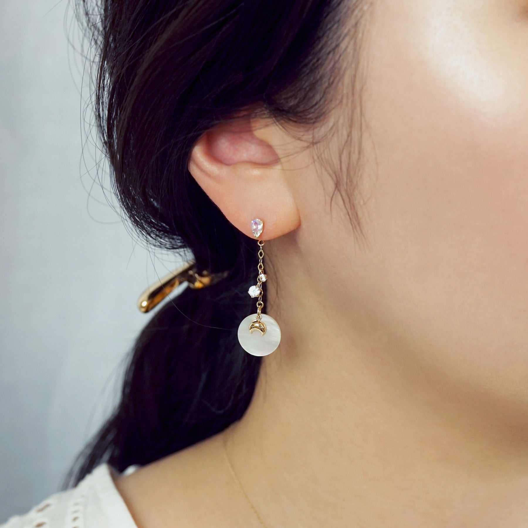 18K/10K 2Way White Shell Swinging Earrings [Moonlight] (Yellow Gold) - Model Image