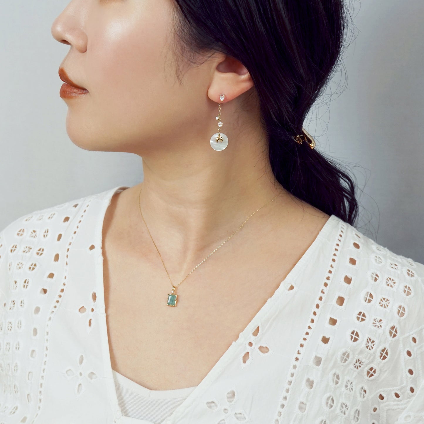 18K/10K 2Way White Shell Swinging Earrings [Moonlight] (Yellow Gold) - Model Image