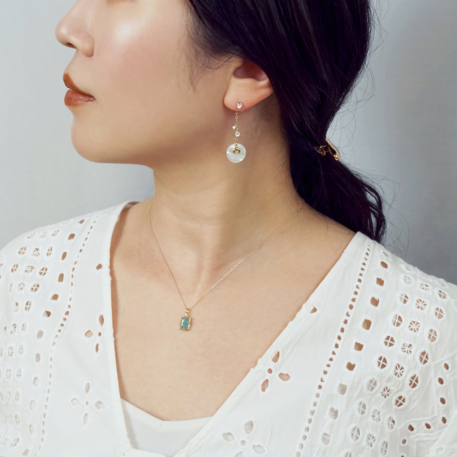 18K/10K 2Way White Shell Swinging Earrings [Moonlight] (Yellow Gold) - Model Image
