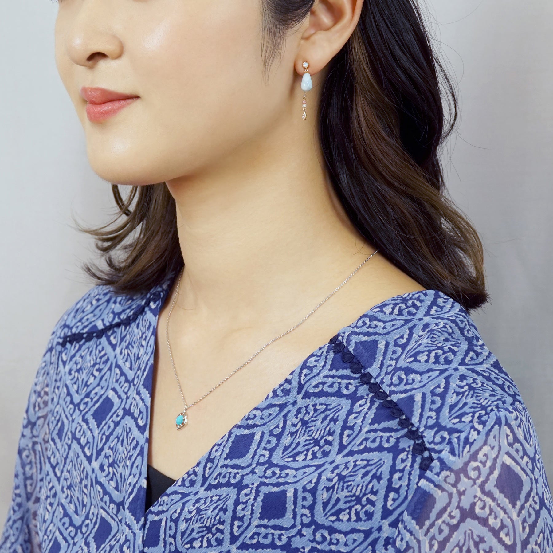 18K/10K 2Way Larimar Swinging Earrings [Oasis] (Yellow Gold) - Model Image