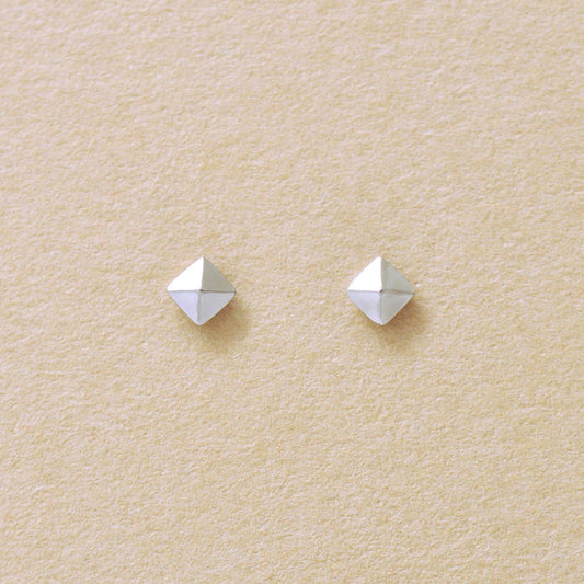 [Second Earrings] Platinum Pyramid Stud Earrings - Product Image