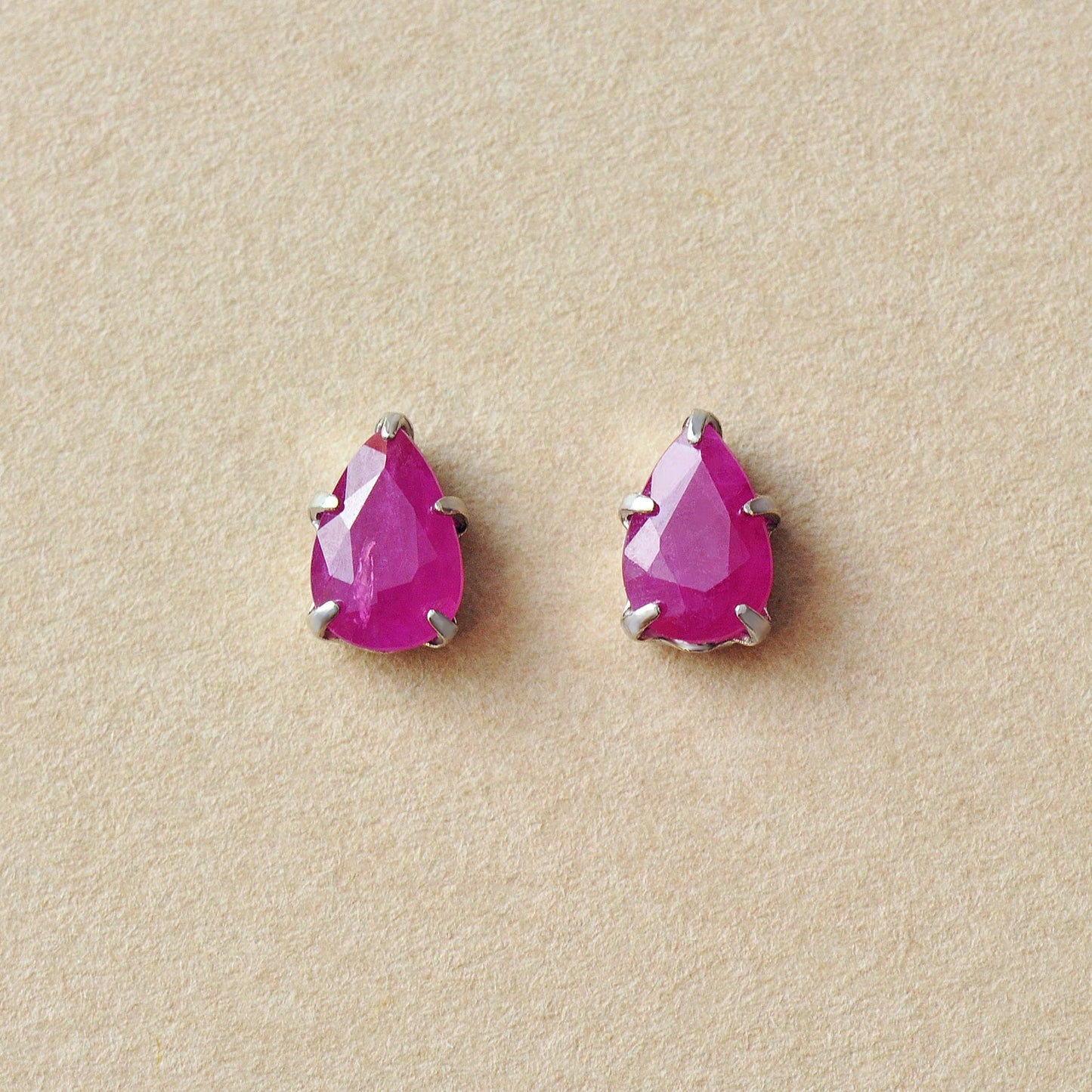 [Second Earrings] Platinum Ruby ​​Dew Drop Earrings - Product Image