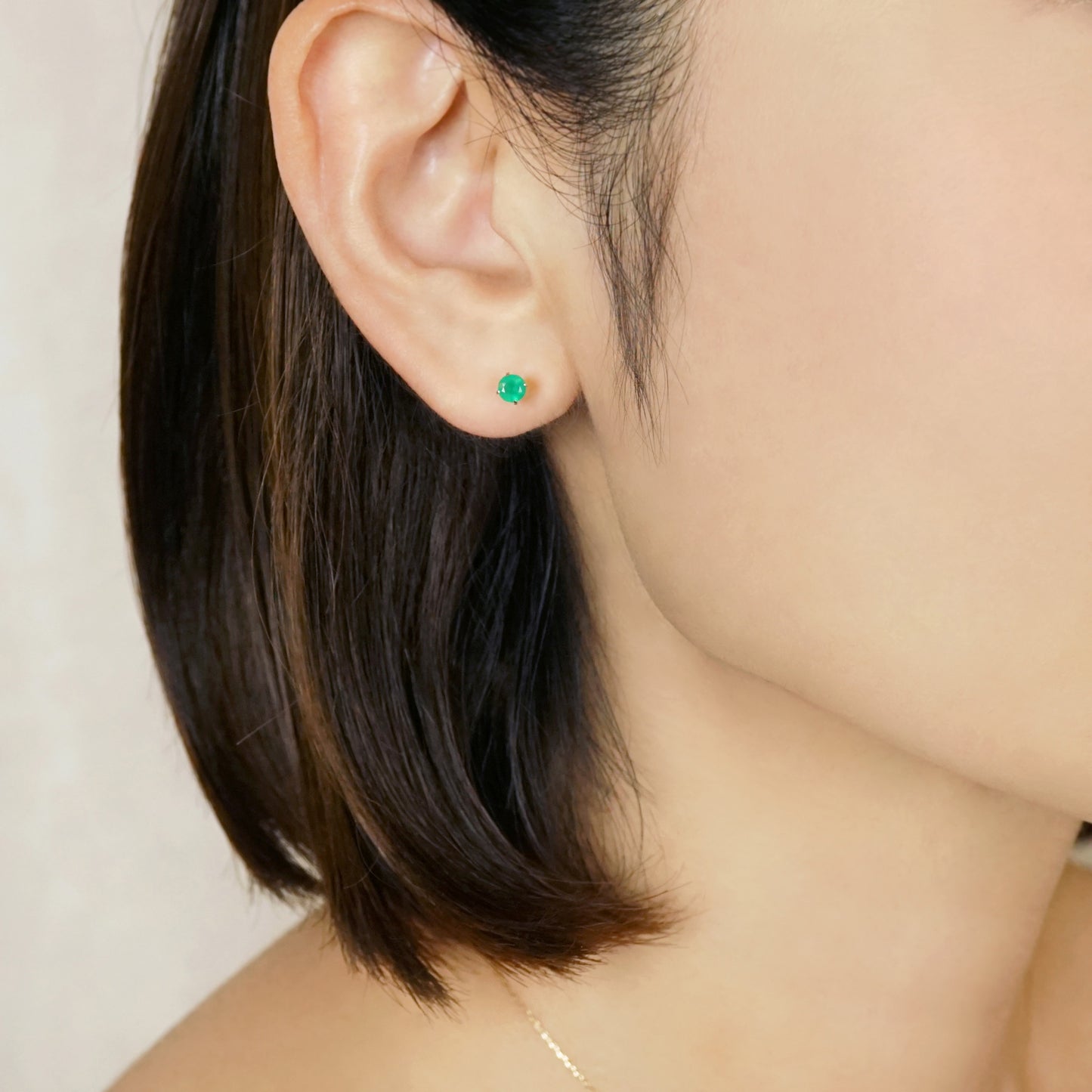 [Second Earrings] Platinum Green Agate Earrings [4mm] - Model Image