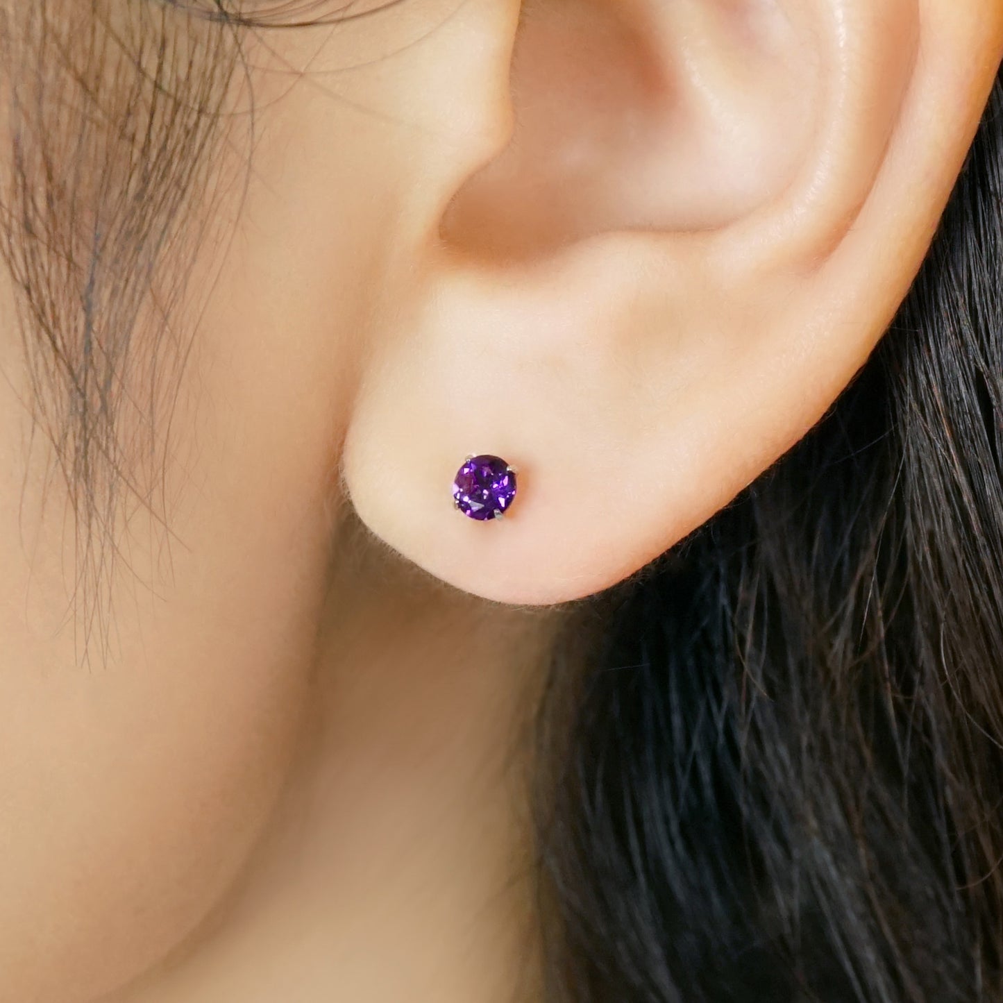 [Second Earrings] Platinum Amethyst Earrings [4mm] - Model Image