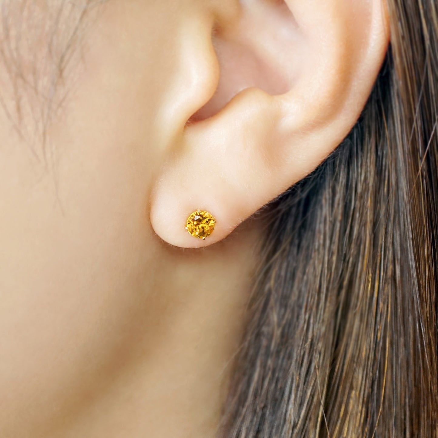 [Second Earrings] 18K Citrine Earrings [4mm] (Yellow Gold) - Model Image