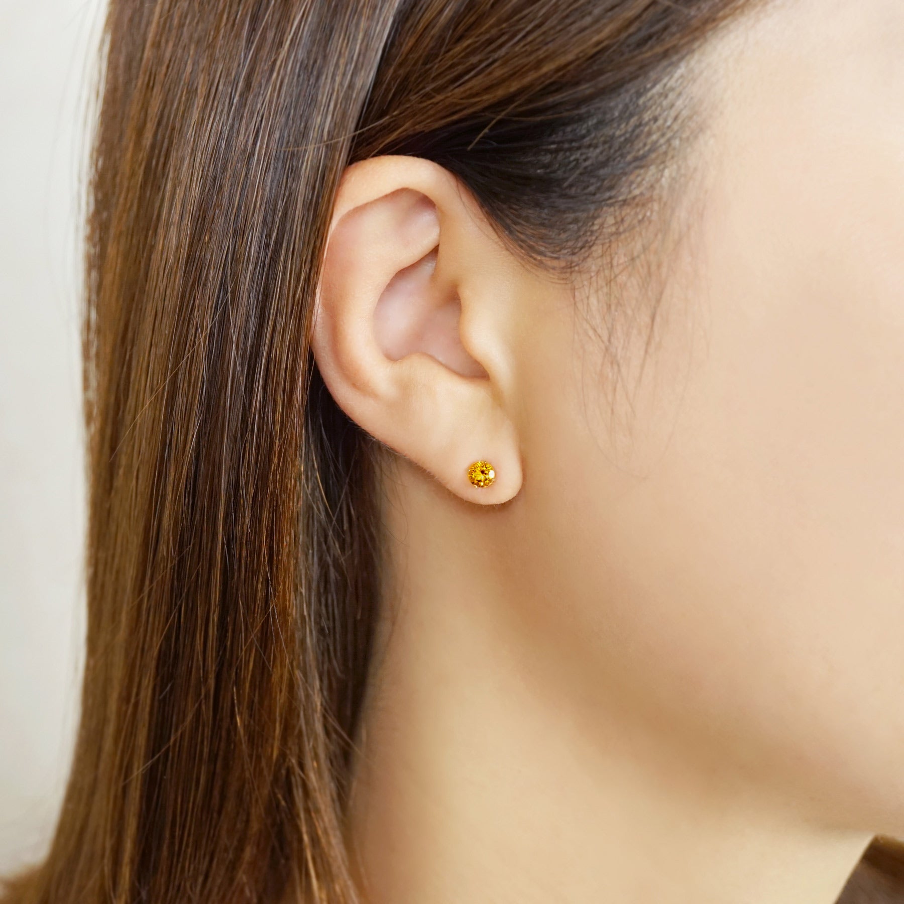 [Second Earrings] 18K Citrine Earrings [4mm] (Yellow Gold) - Model Image