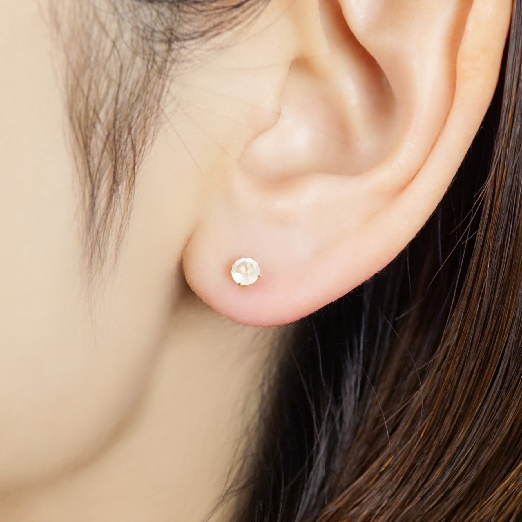 [Second Earrings] 18K Moonstone Earrings (4mm) (Yellow Gold) - Model Image