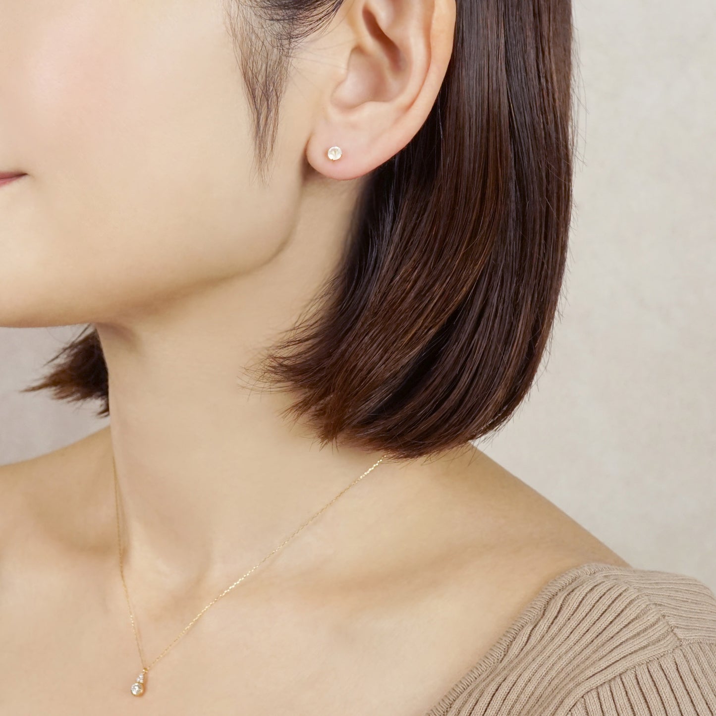[Second Earrings] 18K Moonstone Earrings (4mm) (Yellow Gold) - Model Image