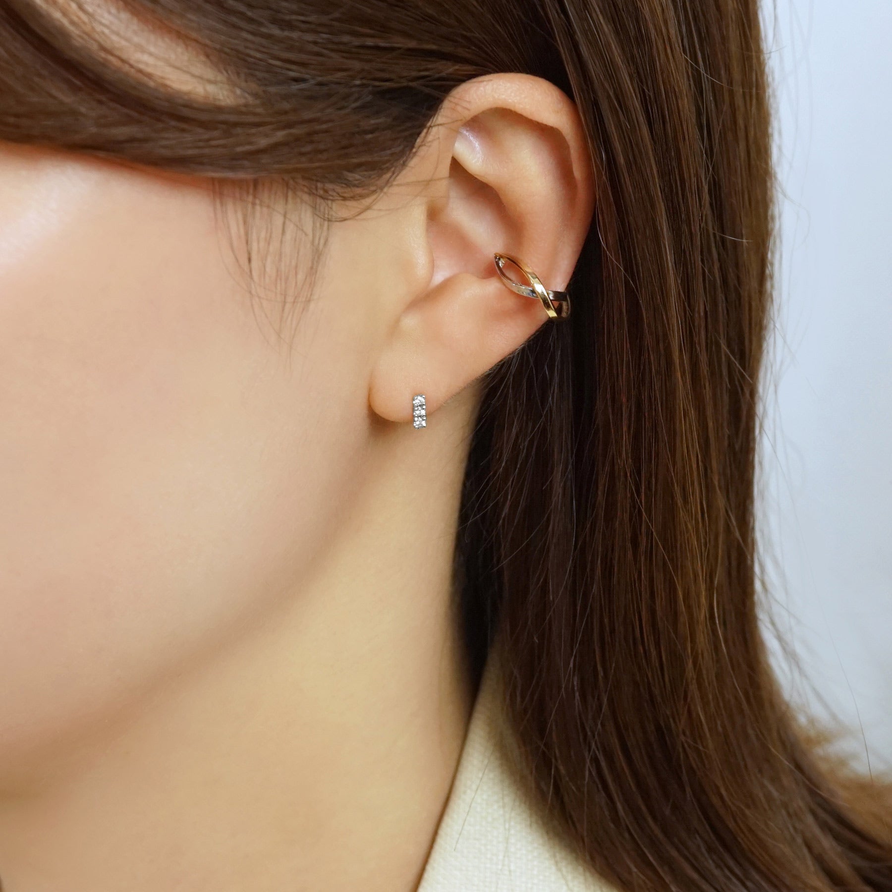 [Solo Earring] [Second Earrings] Platinum 3-Stone Diamond Single Earring - Model Image
