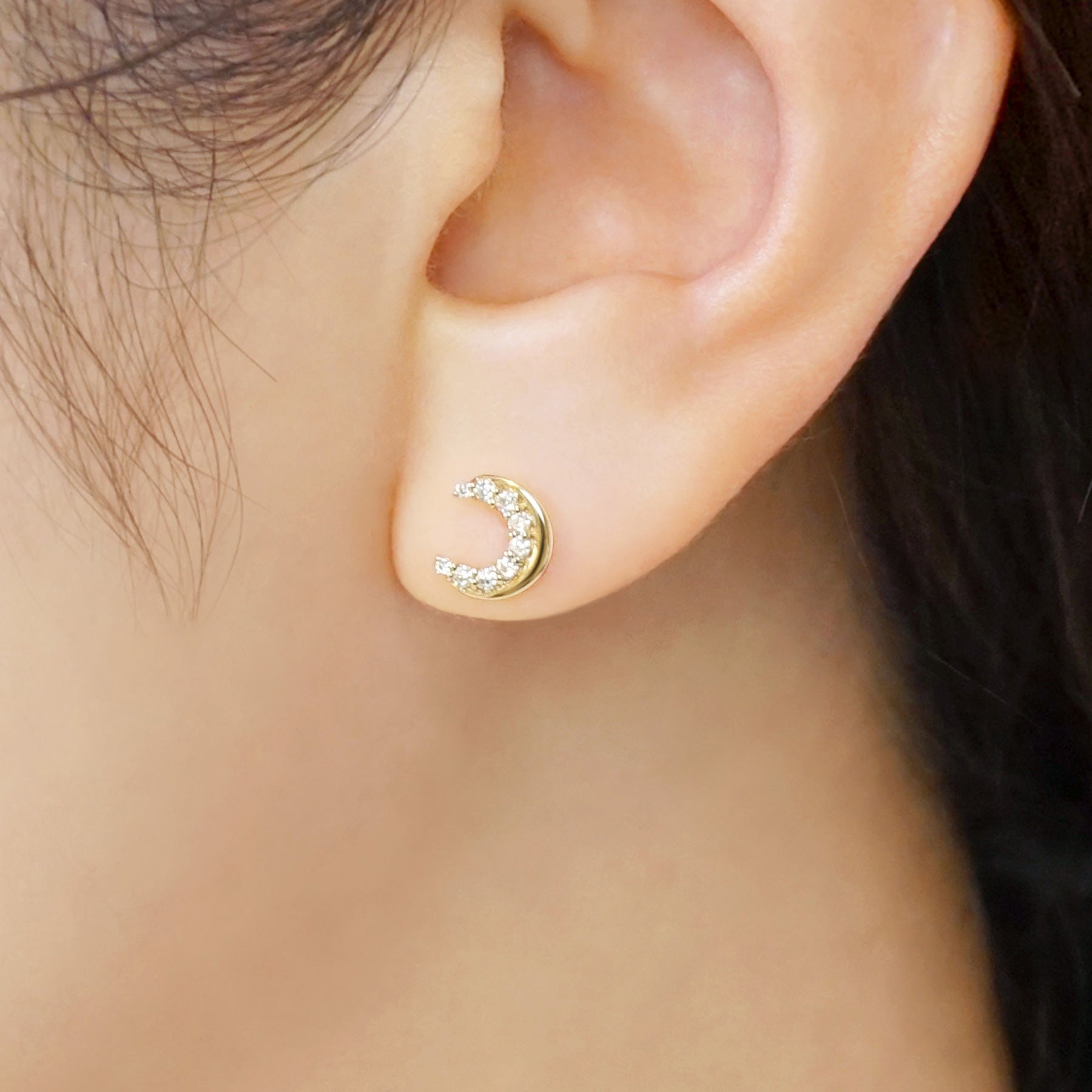 [Solo Earring] 18K/10K Moissanite Moon Single Earring (Yellow Gold) - Model Image