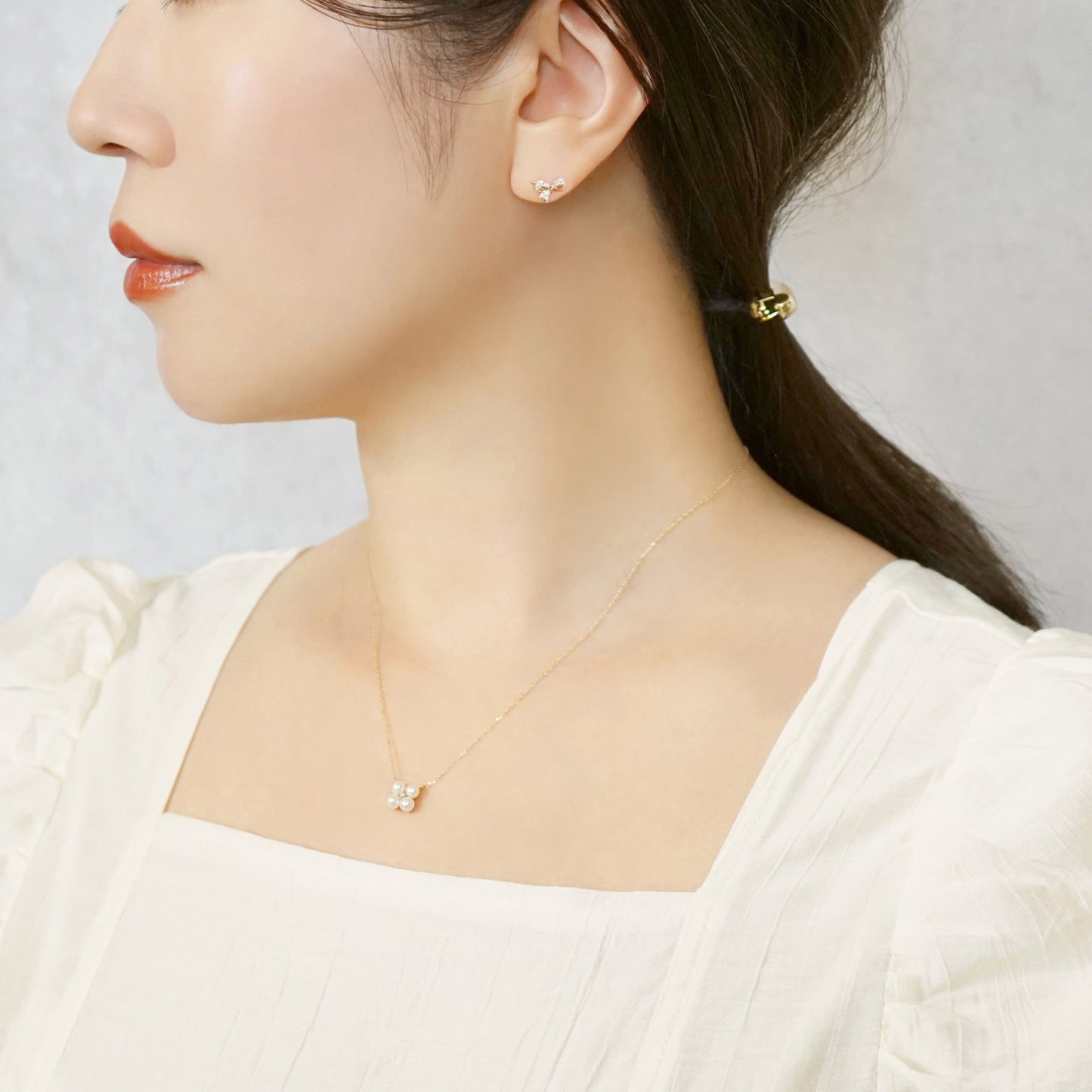 [Solo Earring] 18K/10K Moissanite Ribbon Single Earring (Yellow Gold) - Model Image