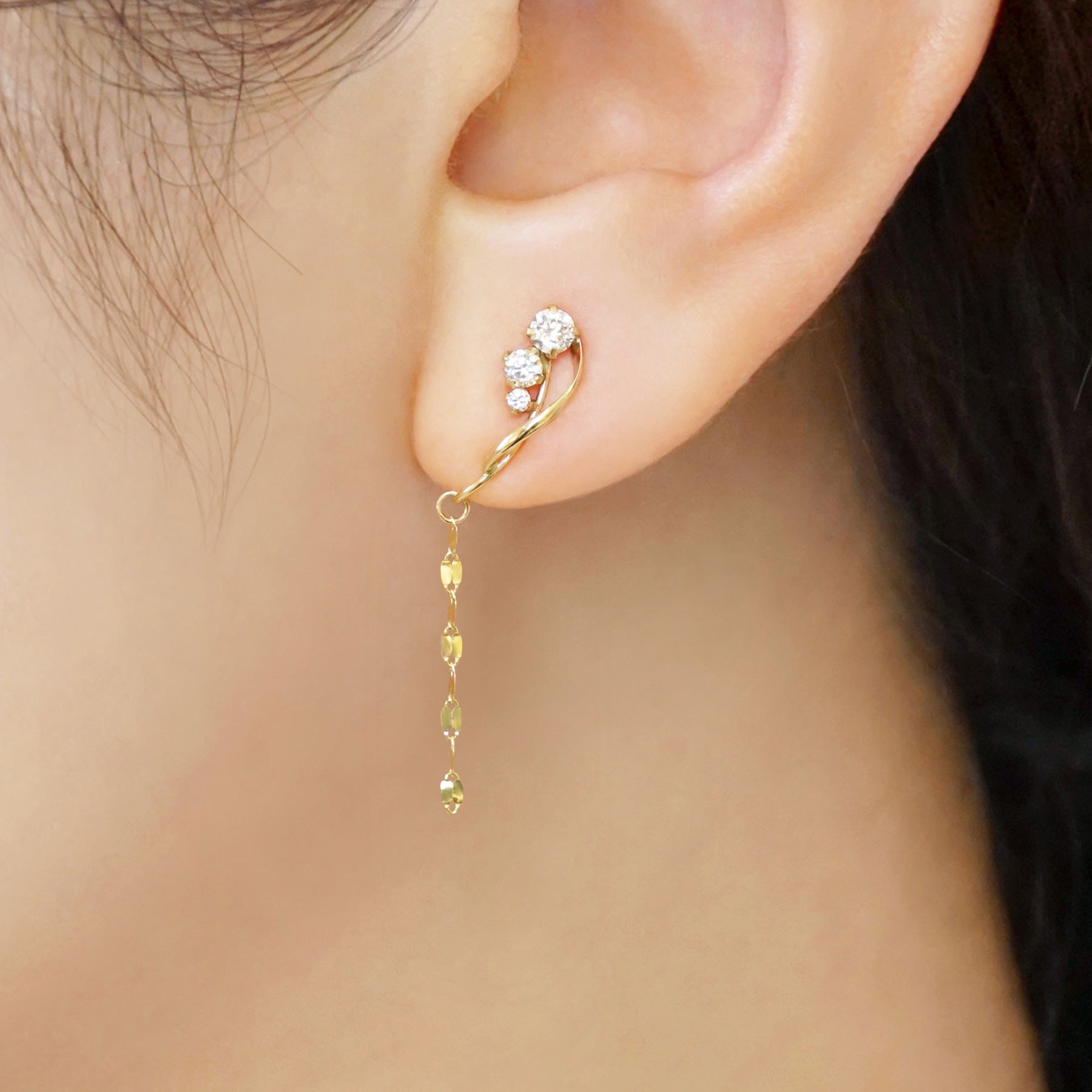 [Airy Clip-On Earrings] 10K Gradation Line Earrings (Yellow Gold) - Model Image