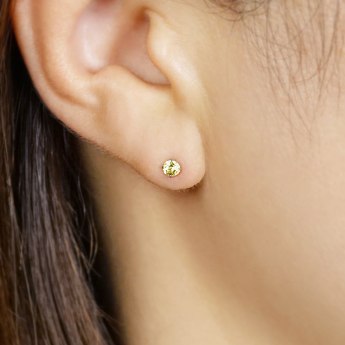 [Second Earrings] Platinum Yellow Beryl Earrings - Model Image