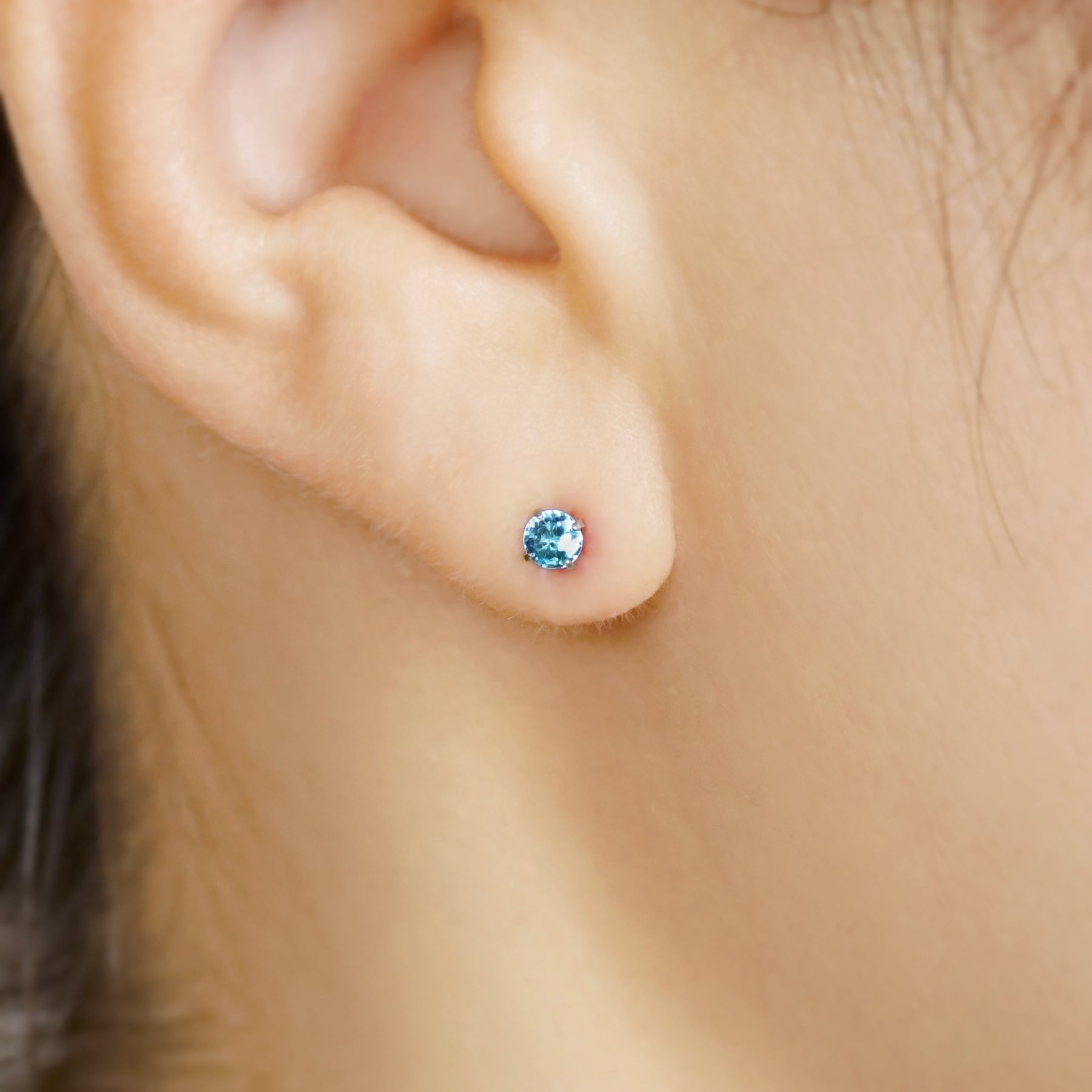 [Second Earrings] Platinum Blue Topaz Earrings - Model Image