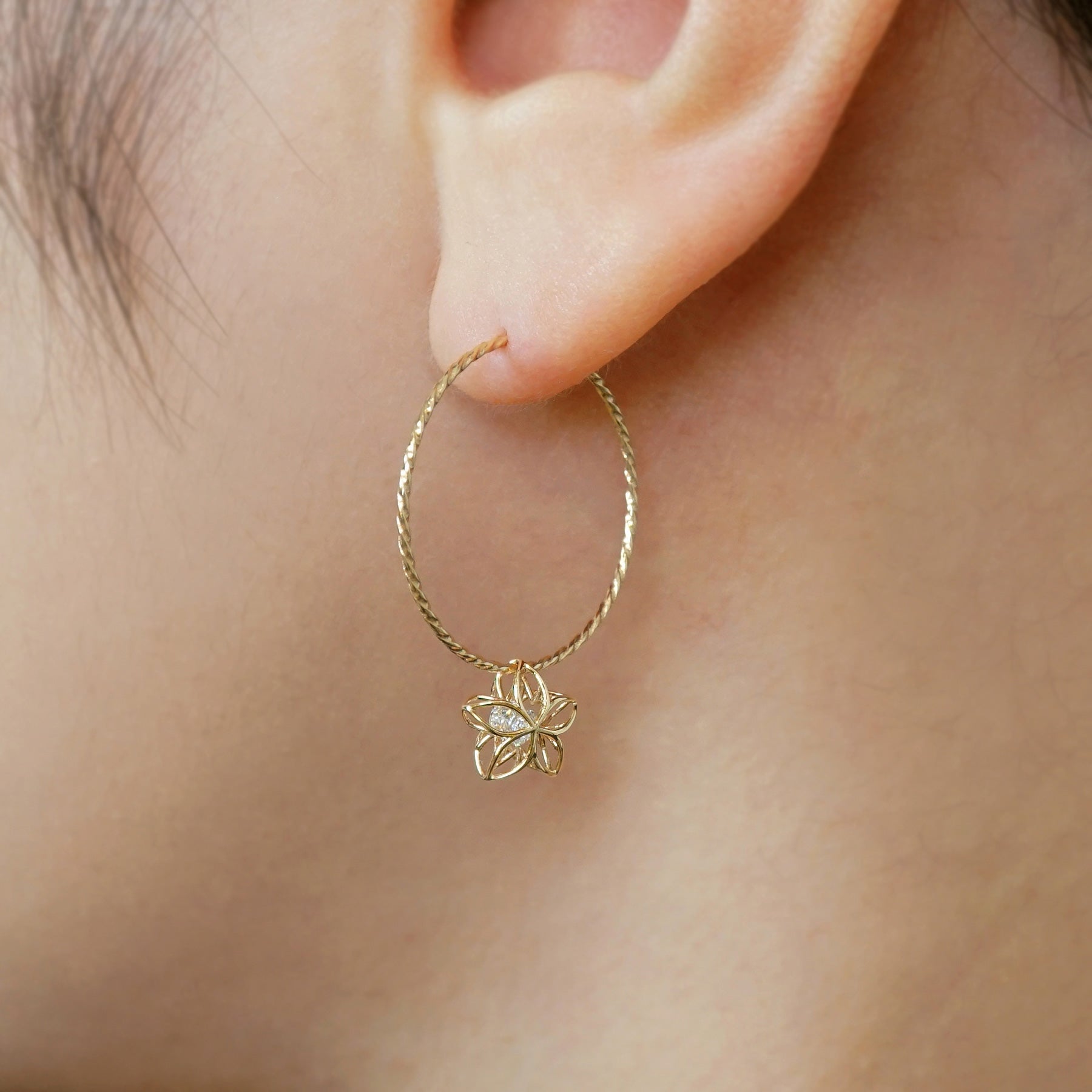 [Pannier] 18K/10K Star Flower Earrings (Yellow Gold) - Model Image