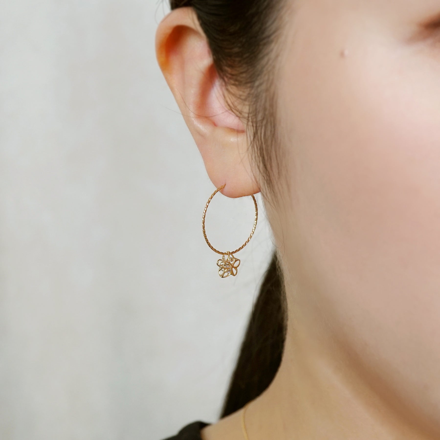 [Pannier] 18K/10K Star Flower Earrings (Yellow Gold) - Model Image