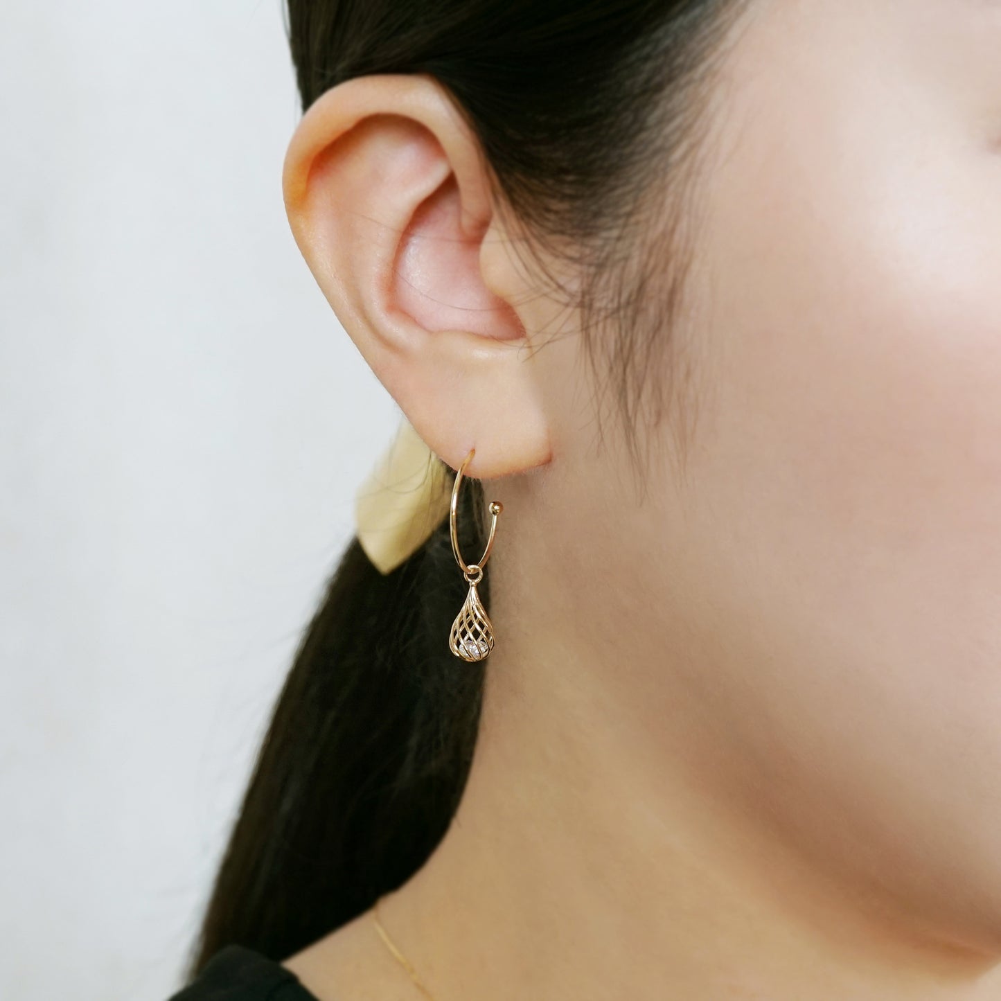 [Pannier] 18K/10K Spiral Drop Earrings (Yellow Gold) - Model Image