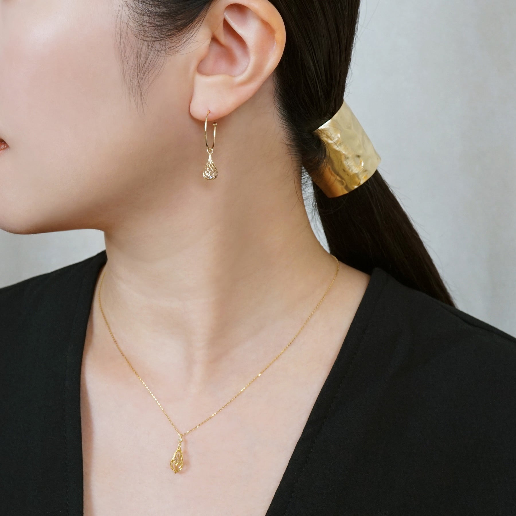 [Pannier] 18K/10K Spiral Drop Earrings (Yellow Gold) - Model Image