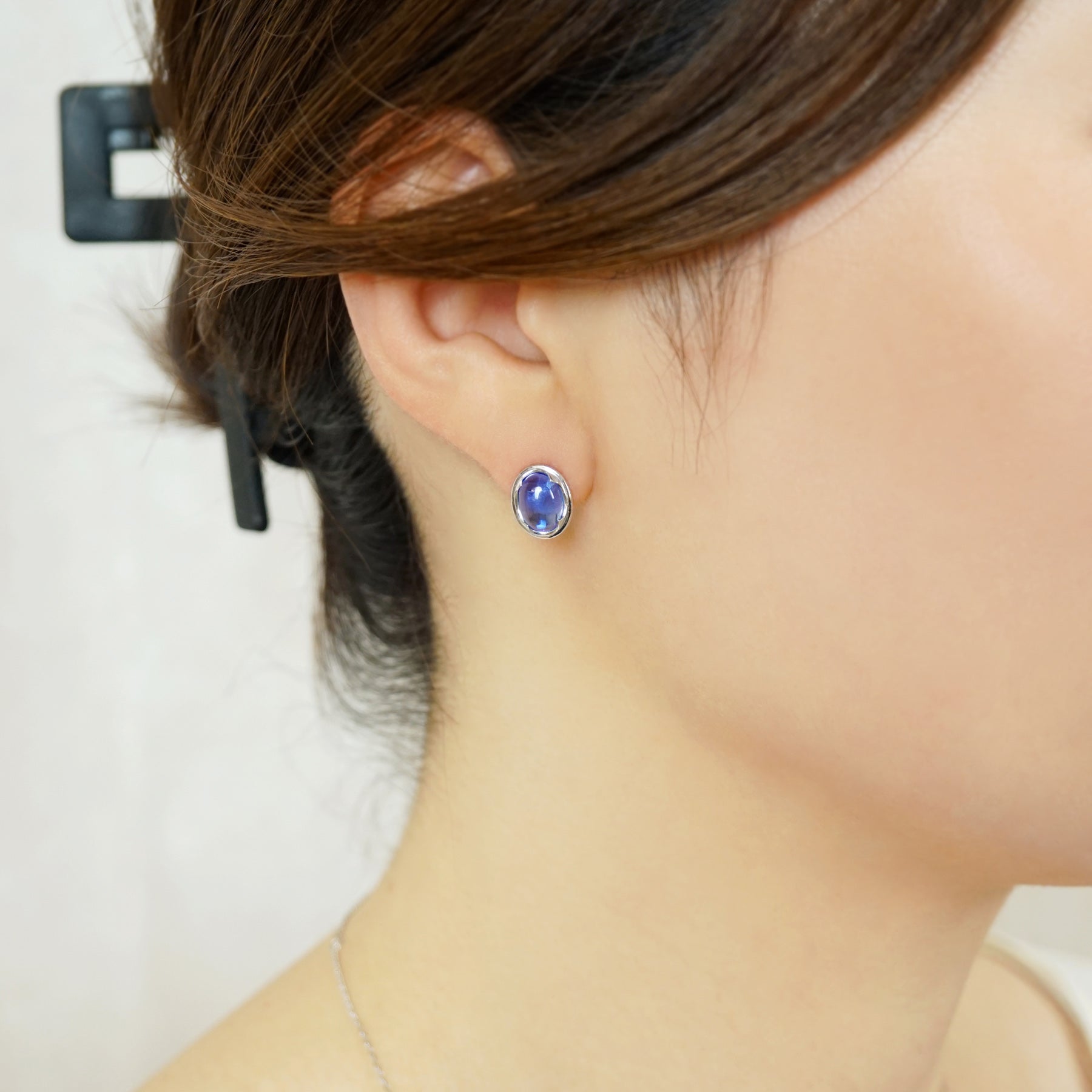 10K / 925 Sterling Silver Blue Quartz Earrings [Fragrance] - Model Image
