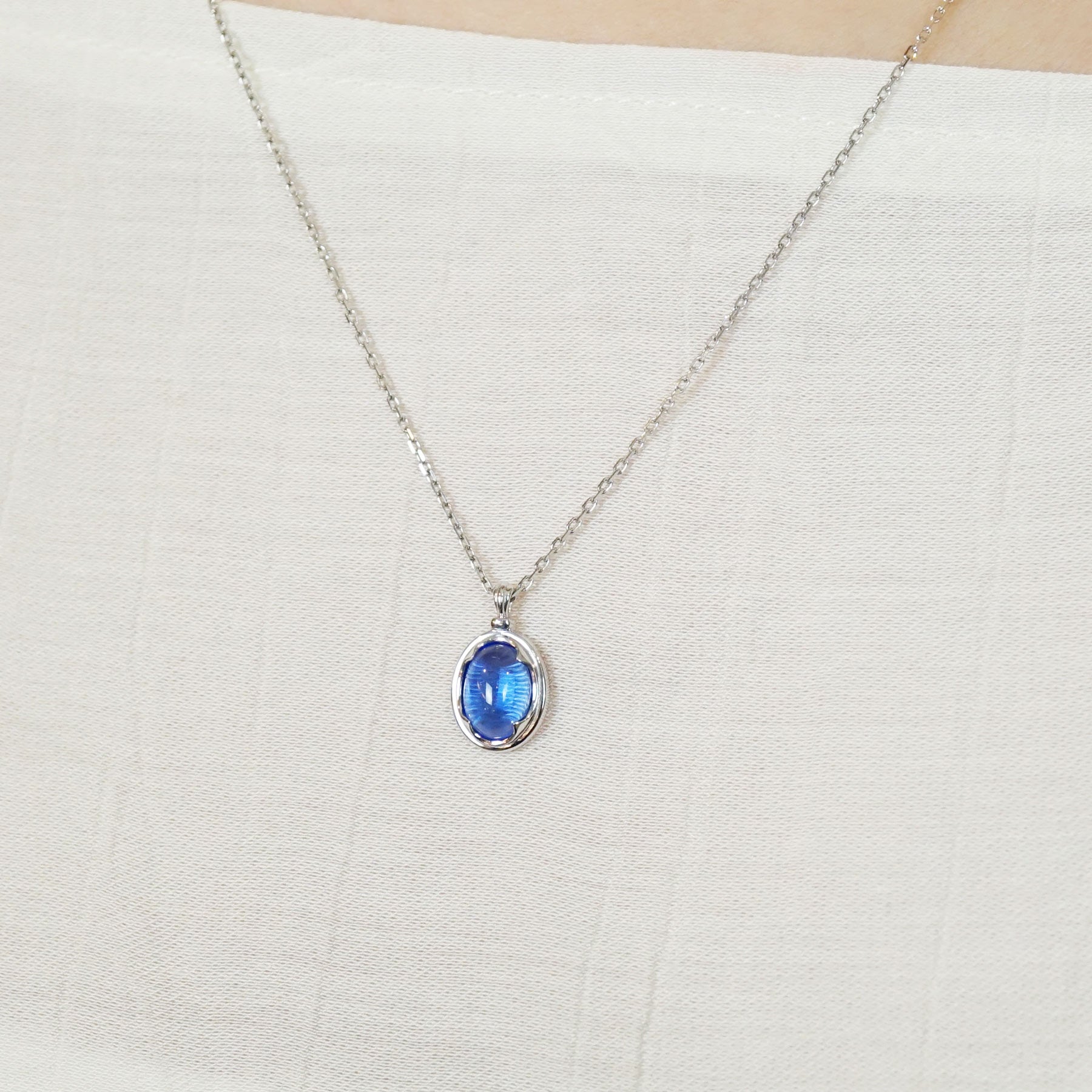 925 Sterling Silver Blue Quartz Necklace [Fragrance] - Model Image