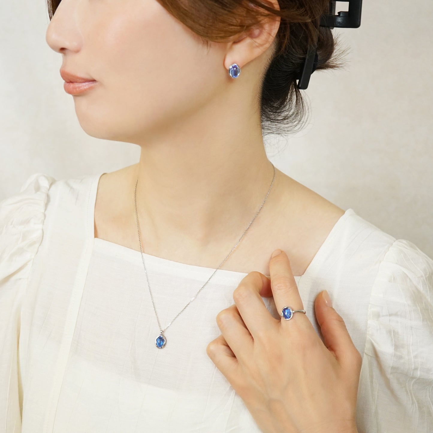 925 Sterling Silver Blue Quartz Necklace [Fragrance] - Model Image