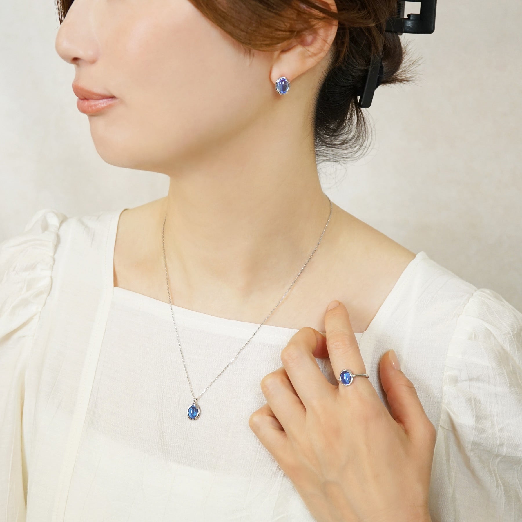 925 Sterling Silver Blue Quartz Necklace [Fragrance] - Model Image