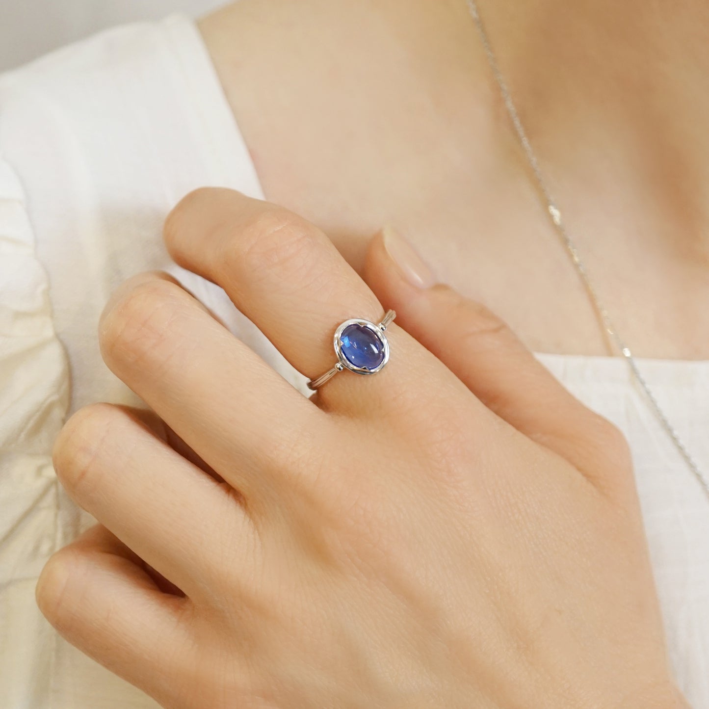 925 Sterling Silver Blue Quartz Ring [Fragrance] - Model Image