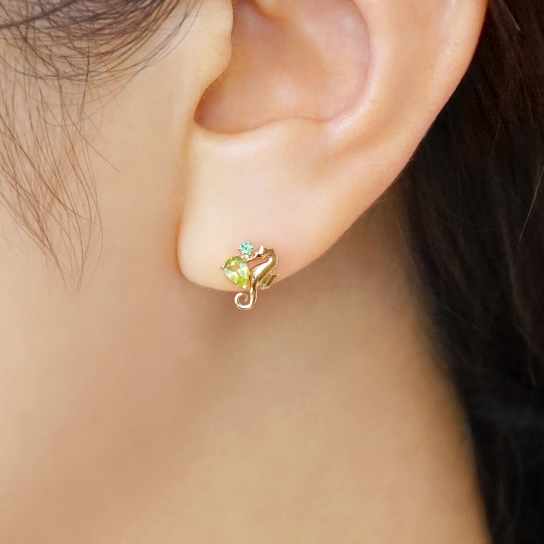 [Solo Earring] 18K/10K Seahorse Single Earring (Yellow Gold) - Model Image