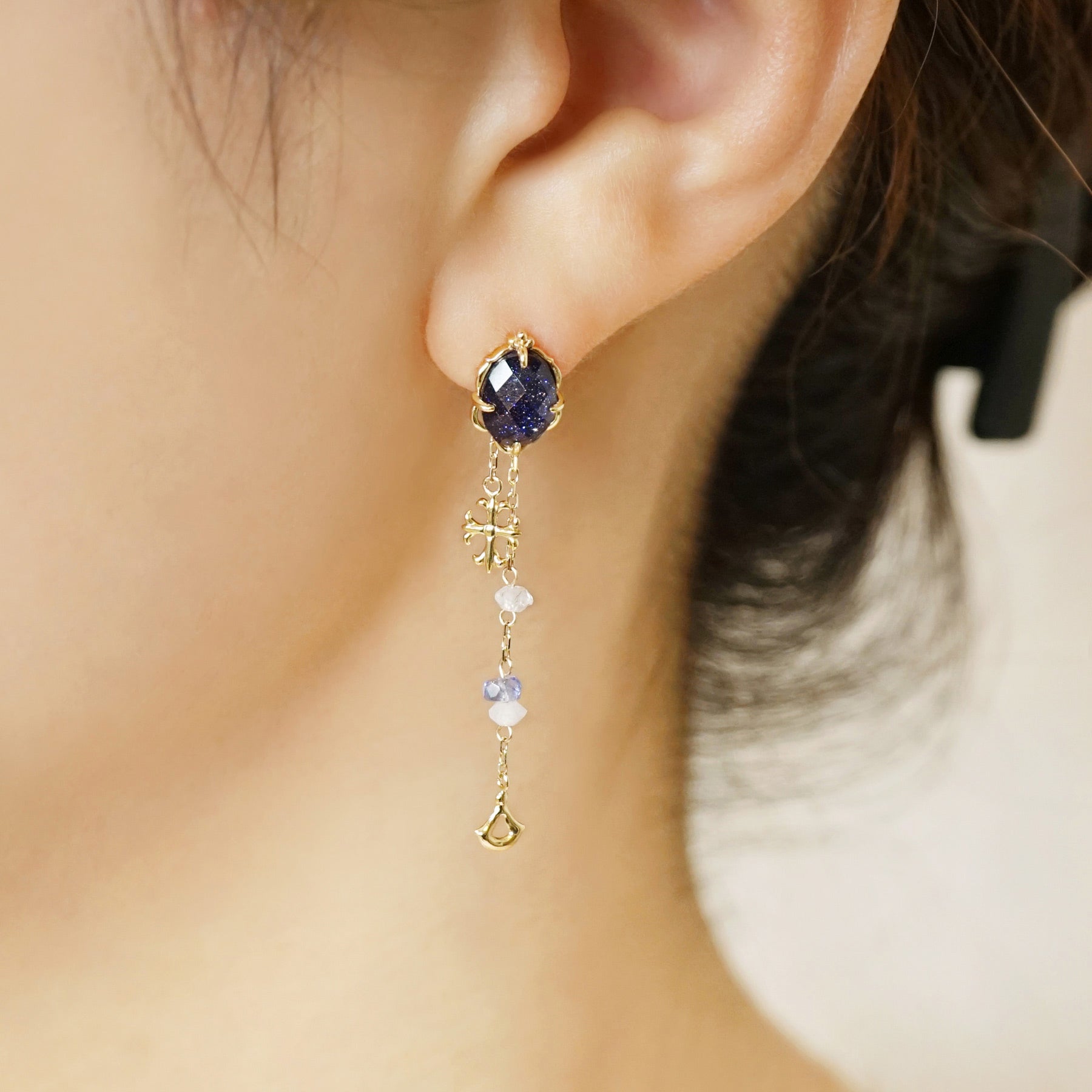 18K/10K 3Way Blue Goldstone Earrings [Mirror in the Sea] (Yellow Gold) - Model Image