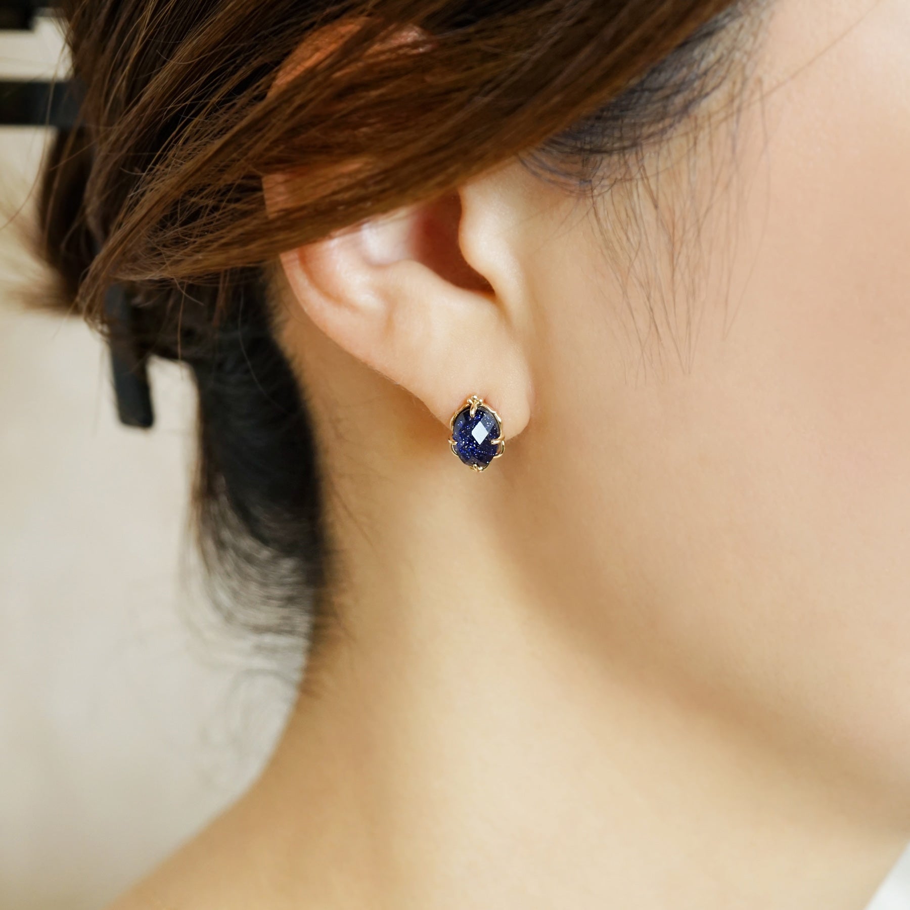 18K/10K 3Way Blue Goldstone Earrings [Mirror in the Sea] (Yellow Gold) - Model Image