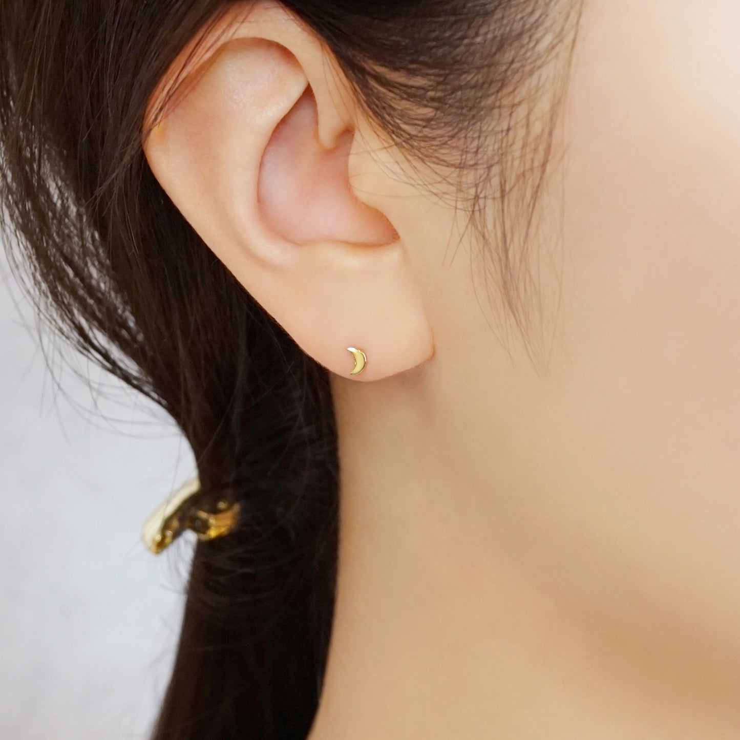 [Second Earrings] 18K Mini Moon and Star Earrings (Yellow Gold) - Model Image