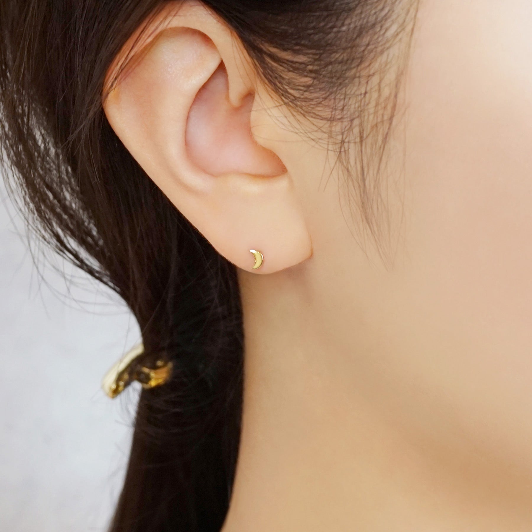 [Second Earrings] 18K Mini Moon and Star Earrings (Yellow Gold) - Model Image