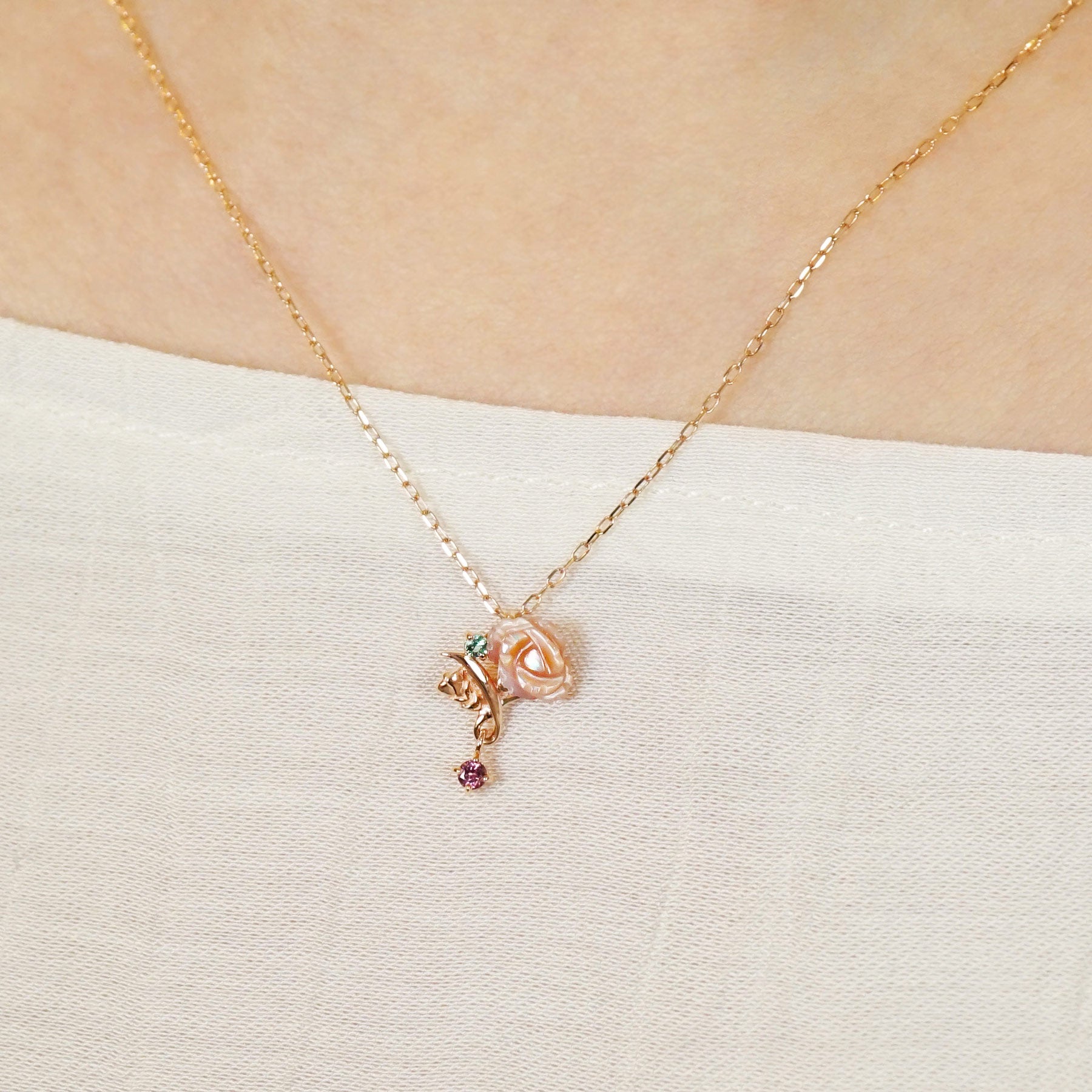 [Birth Flower Jewelry] May - Carnation Necklace (Rose Gold) - Model Image