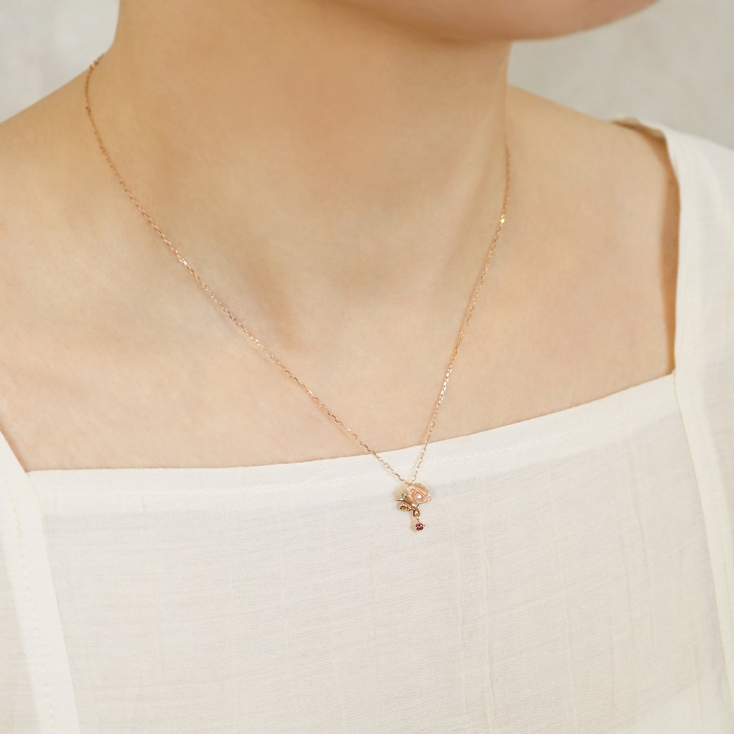 [Birth Flower Jewelry] May - Carnation Necklace (Rose Gold) - Model Image