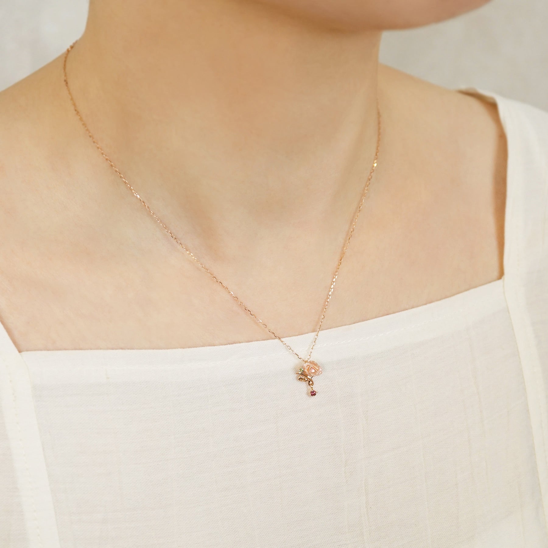 [Birth Flower Jewelry] May - Carnation Necklace (Rose Gold) - Model Image