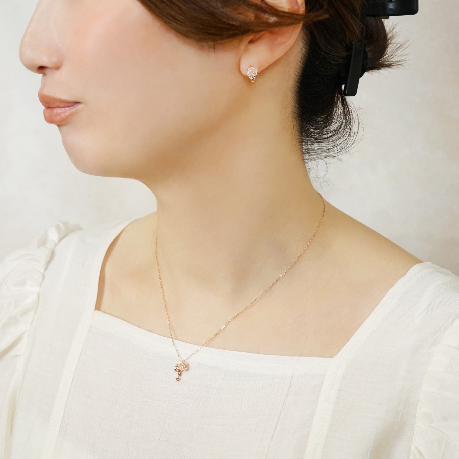 [Birth Flower Jewelry] May - Carnation Necklace (Rose Gold) - Model Image