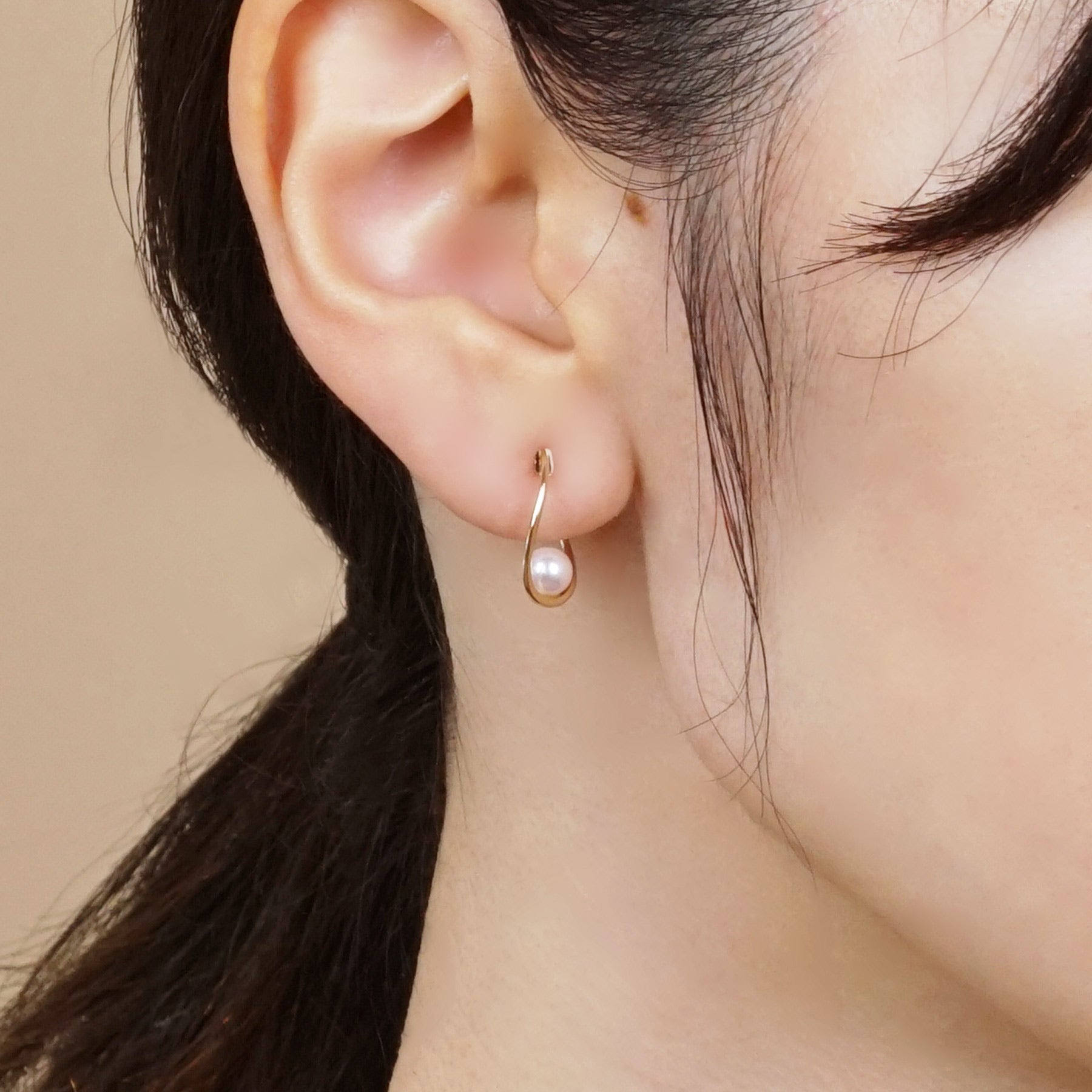 10K Yellow Gold Akoya Pearl Twist Hoop Clip-On Earrings - Model Image