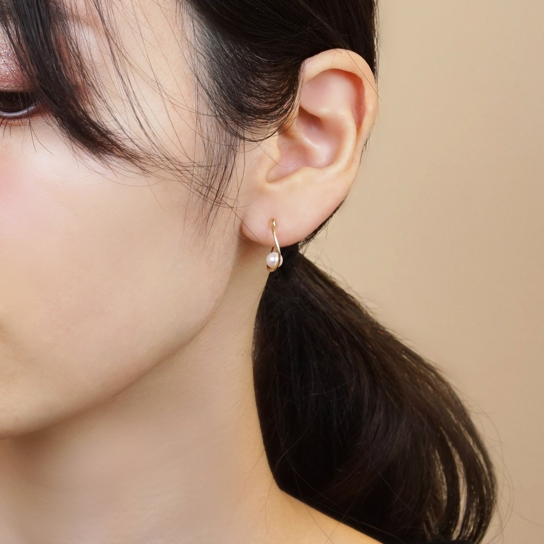 10K Yellow Gold Akoya Pearl Twist Hoop Clip-On Earrings - Model Image
