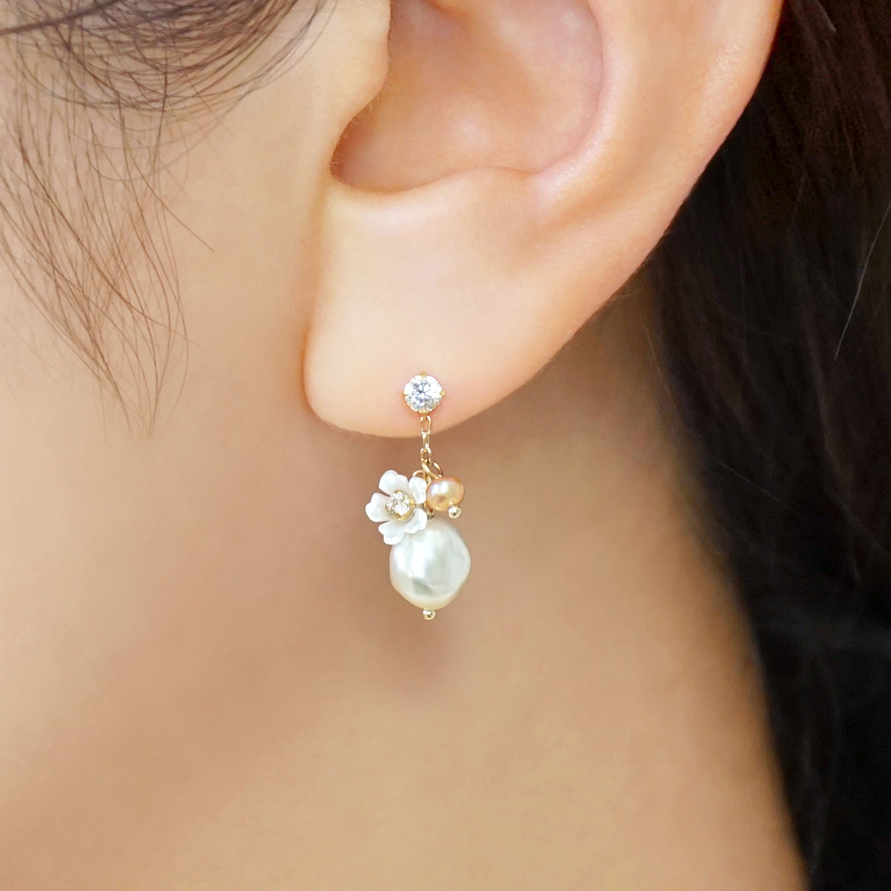[Palette] 10K White Shell Flower Baroque Charms (Yellow Gold) - Model Image